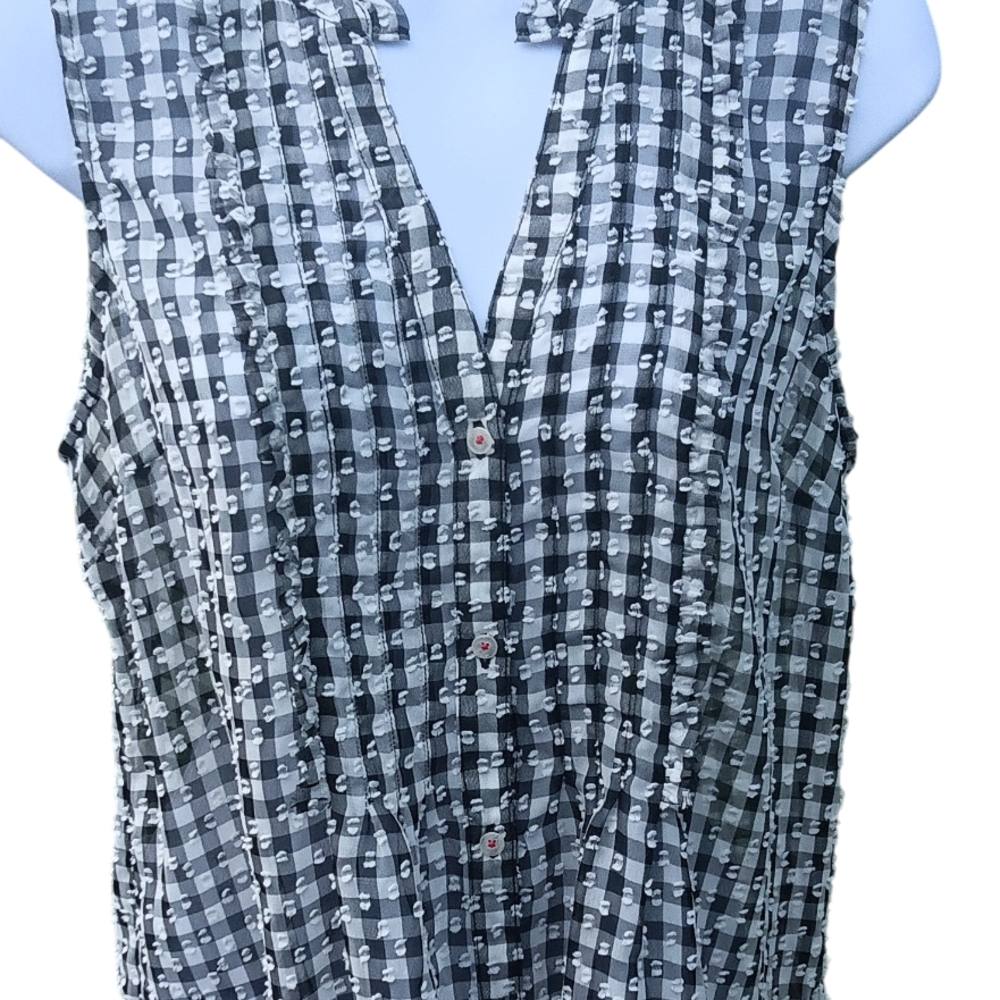 Chic Black and White Plaid Sleeveless Blouse
